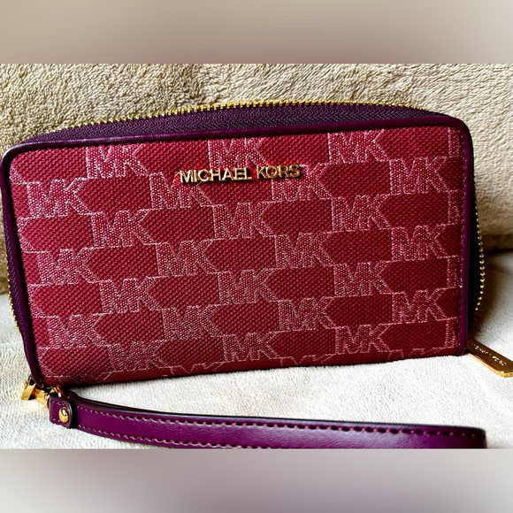 BNWT Michael Kors jet set travel wallet large, Mulberry (plum) color